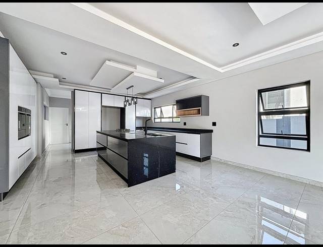 6 BEDROOM HOUSE FOR SALE IN SIX FOUNTAINS RESIDENTIAL ESTATE